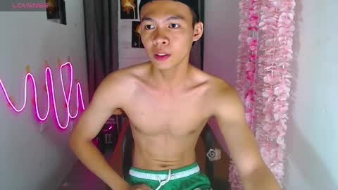 Snapshot of freakymarkxxx chatting on May 10, 2:00 pm Mark online show from May 10, 2:00 pm