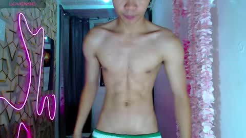 Snapshot of freakymarkxxx chatting on May 21, 9:05 am Mark online show from May 21, 9:05 am