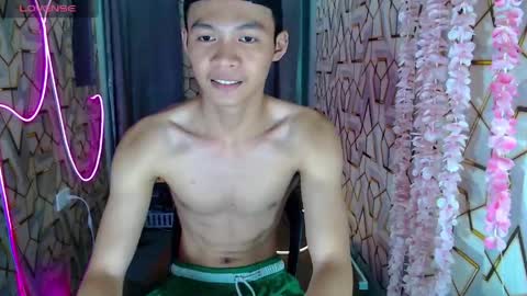 Snapshot of freakymarkxxx chatting on May 24, 12:10 pm Mark online show from May 24, 12:10 pm