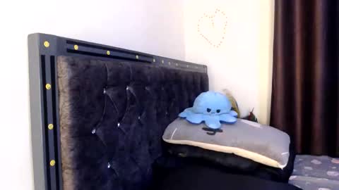 freakyshewolf1 online show from September 19, 3:30 am