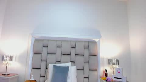 Snapshot of frehia_dimou chatting on May 3, 2:45 pm Frehia online show from May 3, 2:45 pm