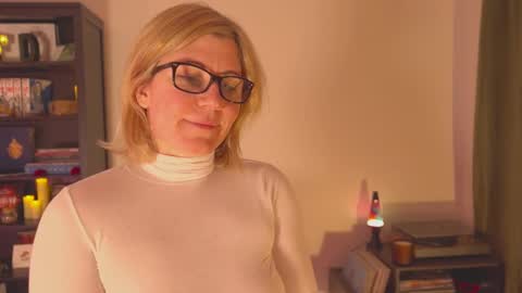 Snapshot of french_devotion chatting on January 14, 8:31 am Louise or Lou 3 online show from January 14, 8:31 am
