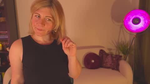 Snapshot of french_devotion chatting on February 12, 7:45 pm Louise or Lou 3 online show from February 12, 7:45 pm