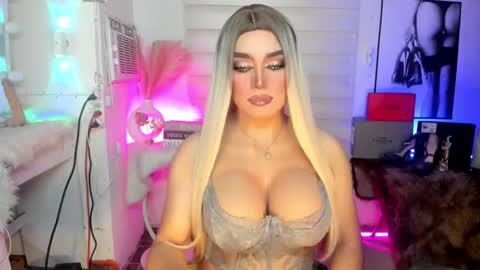 Snapshot of freya_lovestocum chatting on September 12, 2:22 am Miss Frea  online show from September 12, 2:22 am