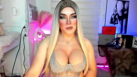 Snapshot of freya_lovestocum chatting on September 23, 2:03 am Miss Frea  online show from September 23, 2:03 am