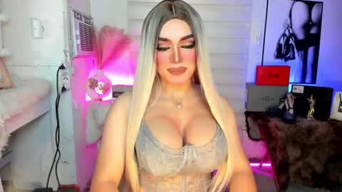 Snapshot of freya_lovestocum chatting on September 24, 1:53 am Miss Frea  online show from September 24, 1:53 am