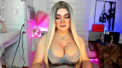 Snapshot of freya_lovestocum chatting on September 25, 2:15 am Miss Frea  online show from September 25, 2:15 am