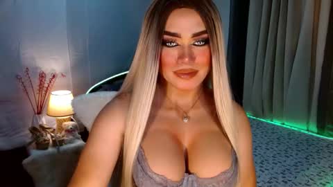 Snapshot of freya_lovestocum chatting on October 10, 1:15 am Miss Frea  online show from October 10, 1:15 am