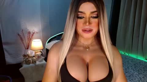 Snapshot of freya_lovestocum chatting on October 17, 11:29 pm Miss Frea  online show from October 17, 11:29 pm