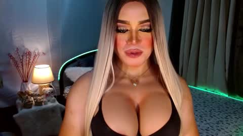 Snapshot of freya_lovestocum chatting on October 23, 7:01 pm Miss Frea  online show from October 23, 7:01 pm
