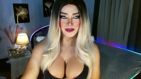 Snapshot of freya_lovestocum chatting on February 4, 1:00 am Miss Frea online show from February 4, 1:00 am