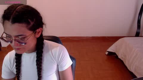 Snapshot of freyarouge chatting on April 20, 3:37 pm freyarouge online show from April 20, 3:37 pm