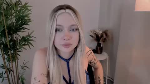 Snapshot of friend_zone_ chatting on June 17, 1:56 pm friend_zone_ online show from June 17, 1:56 pm