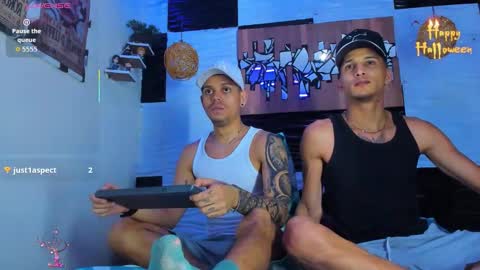 Snapshot of friendsofeverything_ chatting on November 11, 11:27 pm Adam y pitter online show from November 11, 11:27 pm
