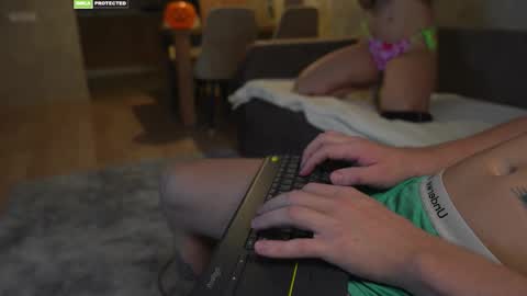 Snapshot of friendsurdreams chatting on October 27, 7:29 pm friendsurdreams online show from October 27, 7:29 pm