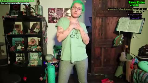 Snapshot of frogessjay chatting on April 22, 4:52 pm Jaywise Frogfoot online show from April 22, 4:52 pm
