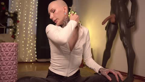 Snapshot of fuckingtoy_ chatting on December 14, 12:23 pm Eva         all my links   online show from December 14, 12:23 pm