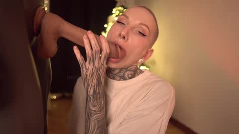 Snapshot of fuckingtoy_ chatting on December 22, 2:16 pm Eva         all my links   online show from December 22, 2:16 pm