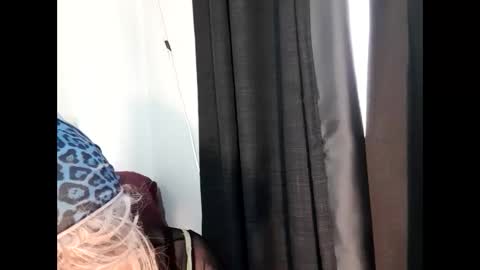 Snapshot of full4cefull chatting on September 28, 3:45 am Pizzaz online show from September 28, 3:45 am