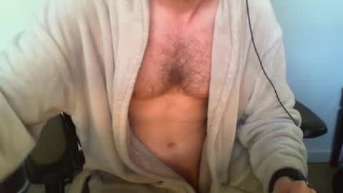 Snapshot of funnyeucouple chatting on April 28, 7:46 am YWhiteNiceMan online show from April 28, 7:46 am