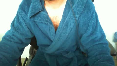 Snapshot of funnyeucouple chatting on May 18, 8:31 am YWhiteNiceMan online show from May 18, 8:31 am