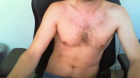 Snapshot of funnyeucouple chatting on May 27, 10:01 am YWhiteNiceMan online show from May 27, 10:01 am