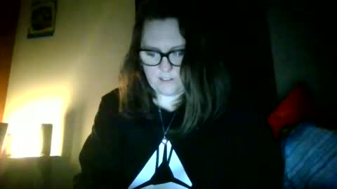 fuzzypeaches87 online show from March 25, 9:37 am