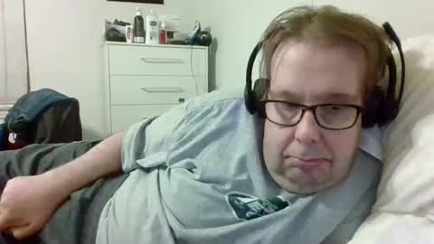 Snapshot of garyg930 chatting on October 6, 1:25 am Gary online show from October 6, 1:25 am