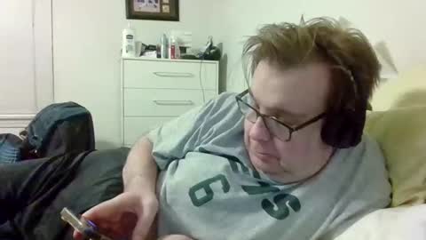 Snapshot of garyg930 chatting on October 27, 3:32 am Gary online show from October 27, 3:32 am