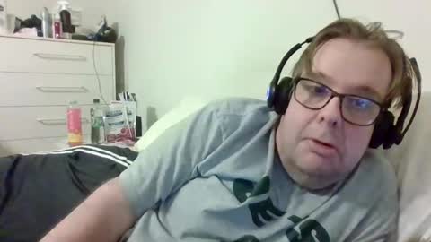 Snapshot of garyg930 chatting on October 28, 3:32 am Gary online show from October 28, 3:32 am