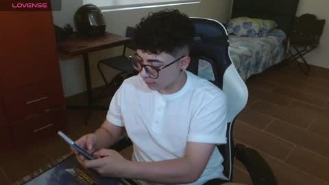 Snapshot of gay_in_purple chatting on December 28, 7:43 pm Matt male pronouns please online show from December 28, 7:43 pm