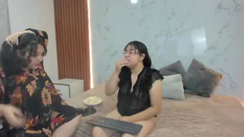 Snapshot of genesis_y_moon chatting on June 27, 10:42 am genesis_y_moon online show from June 27, 10:42 am