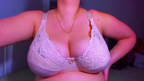 Snapshot of genifersweet chatting on December 24, 6:11 am genifersweet online show from December 24, 6:11 am