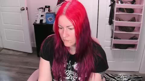 Snapshot of gennyrock chatting on May 30, 4:15 pm Genny Rock and online show from May 30, 4:15 pm
