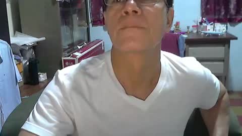 Snapshot of genuino2019 chatting on April 1, 4:02 am Genuino online show from April 1, 4:02 am