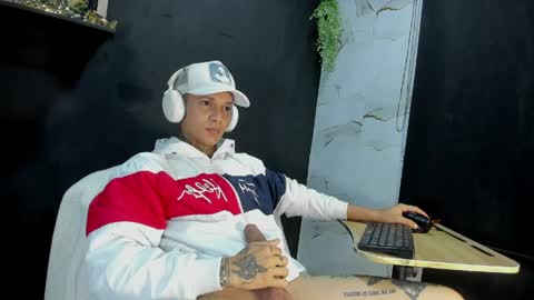 independent model online show from April 1, 5:52 am