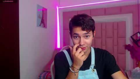 Snapshot of georgesmith_1 chatting on December 9, 4:12 am GEORGE online show from December 9, 4:12 am