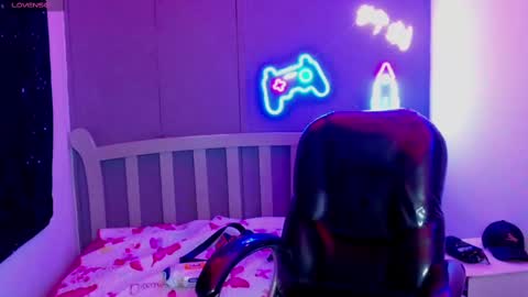 Snapshot of georgesmith_1 chatting on December 27, 9:39 am GEORGE online show from December 27, 9:39 am