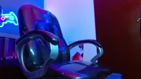 Snapshot of georgesmith_1 chatting on January 8, 4:02 am GEORGE online show from January 8, 4:02 am