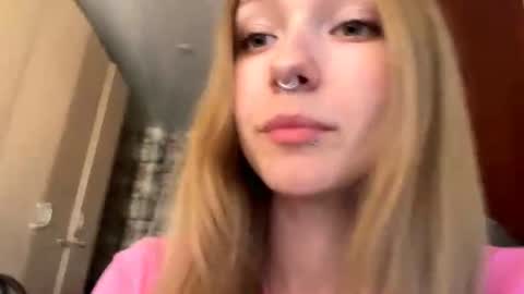 Snapshot of gertrudeuran chatting on June 17, 4:15 am Sophie online show from June 17, 4:15 am