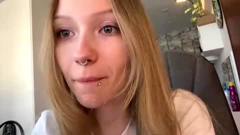 Snapshot of gertrudeuran chatting on June 20, 5:21 am Sophie online show from June 20, 5:21 am