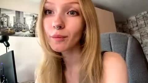 Snapshot of gertrudeuran chatting on June 24, 5:39 am Sophie online show from June 24, 5:39 am