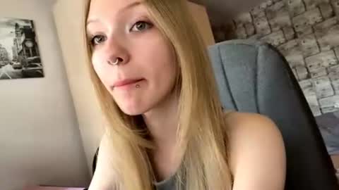 Snapshot of gertrudeuran chatting on June 28, 4:29 am Sophie online show from June 28, 4:29 am