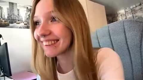 Snapshot of gertrudeuran chatting on June 29, 4:52 am Sophie online show from June 29, 4:52 am