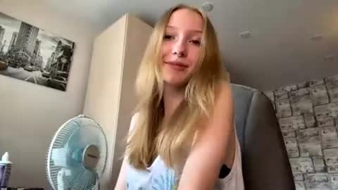 Snapshot of gertrudeuran chatting on July 10, 4:17 am Sophie online show from July 10, 4:17 am