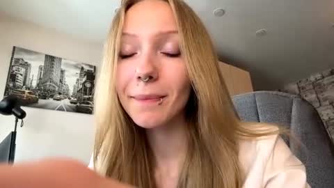 Snapshot of gertrudeuran chatting on July 14, 4:17 am Sophie online show from July 14, 4:17 am