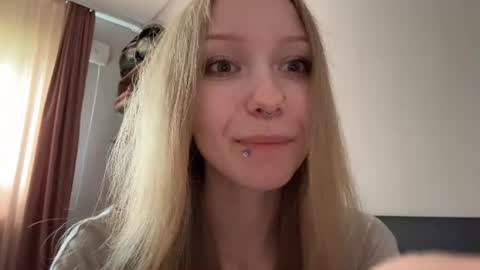Snapshot of gertrudeuran chatting on August 1, 7:18 am Sophie online show from August 1, 7:18 am