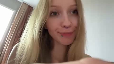Snapshot of gertrudeuran chatting on August 3, 9:15 am Sophie online show from August 3, 9:15 am