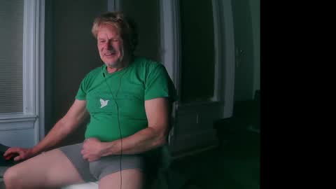 Snapshot of gethyn chatting on December 9, 6:01 am Gethyn online show from December 9, 6:01 am