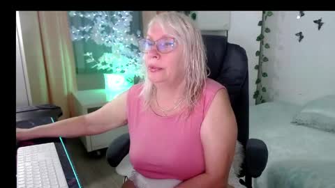 Snapshot of ghertrudequeen chatting on June 2, 4:36 am Ghertrudequeen online show from June 2, 4:36 am